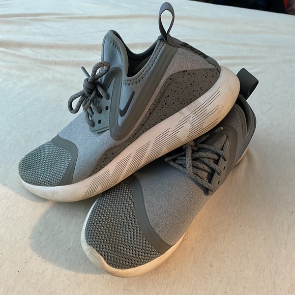 size 7.5 women’s nike running shoes - Picture 3 of 4